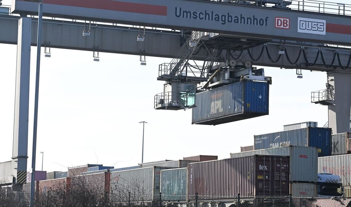 Im Umschlagbahnhof im Kornwestheim werden Container mit Waren verladen.