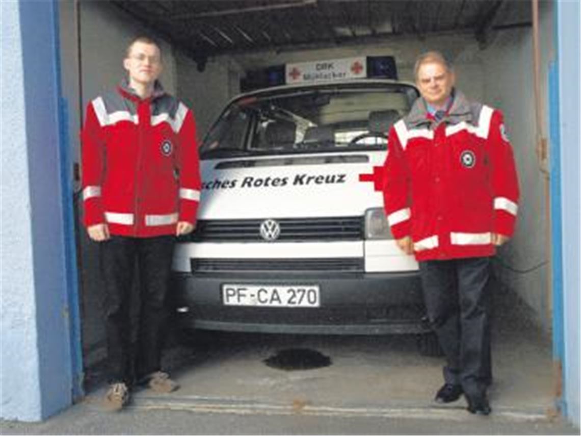 Im Vereinsgebäude des DRK Mühlacker in einem Hinterhof an der Friedrichstraße geht es in den Garagen seit Jahren sehr beengt zu. Der Ortsverein baut deshalb eine neue Fahrzeughalle auf dem Gelände der Stadtwerke. Um diese zu finanzieren, ist das DRK auf Spenden angewiesen, wie die Mitglieder Heiko Rieger (re.) und Rolf Single deutlich machen. Foto: Disselhoff