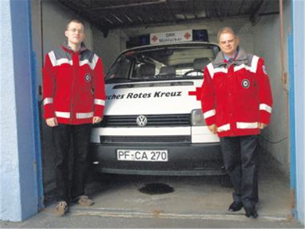 Im Vereinsgebäude des DRK Mühlacker in einem Hinterhof an der Friedrichstraße geht es in den Garagen seit Jahren sehr beengt zu. Der Ortsverein baut deshalb eine neue Fahrzeughalle auf dem Gelände der Stadtwerke. Um diese zu finanzieren, ist das DRK auf Spenden angewiesen, wie die Mitglieder Heiko Rieger (re.) und Rolf Single deutlich machen. Foto: Disselhoff