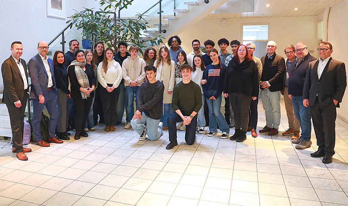 Im Verlagshaus der Elser Gruppe treffen sich Lehrkräfte sowie Schüler der beteiligten Schulen und Sponsoren, die das Projekt erst möglich machen. Fotos: Schüller