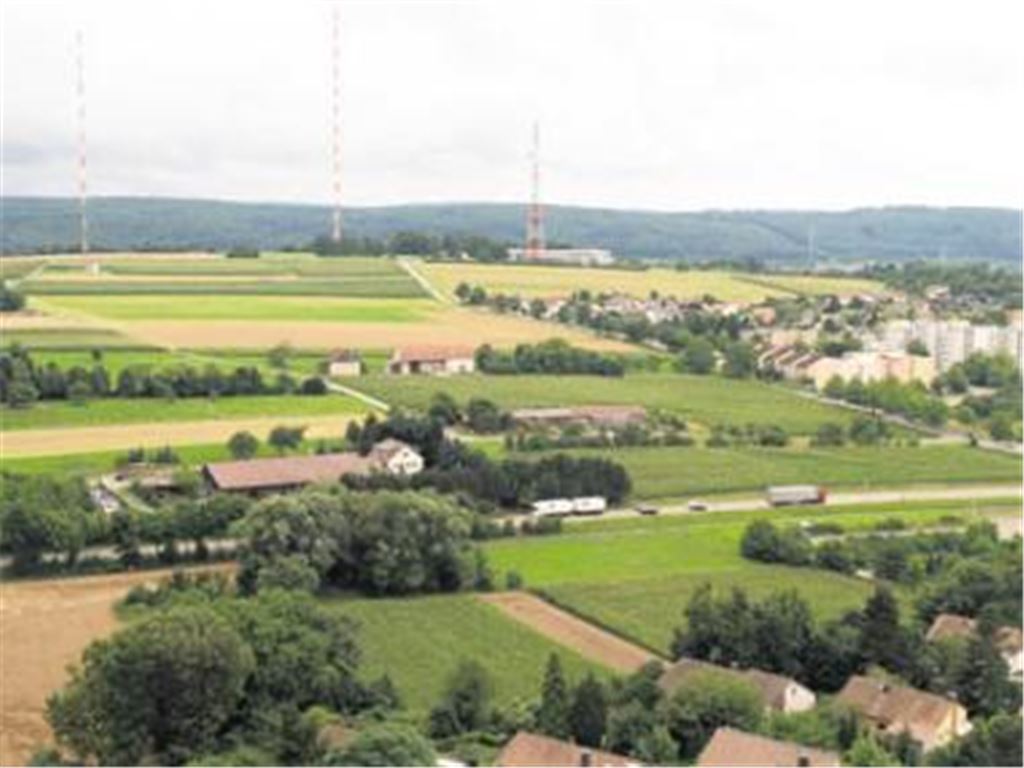 Im Visier der Stadtplaner: Das Gebiet östlich des Wohngebiets Senderhang (im Bild re.) soll für Gewerbe und Wohnen erschlossen werden. Wo heute Landwirtschaft betrieben wird, sollen sich an der B10 ein Baumarkt und ein Gartencenter ansiedeln, die gleichzeitig als Lärmschutzwall für die dahinter geplante Wohnbebauung dienen. Foto: Franz