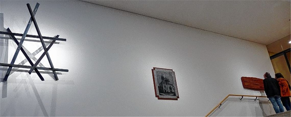 Im Volksbankhaus zu sehen: Ansichten der Installation, bestehend aus dem Davidstern, dem Bildnis der einst an diesem Platz stehenden Synagoge und Textbausteinen.