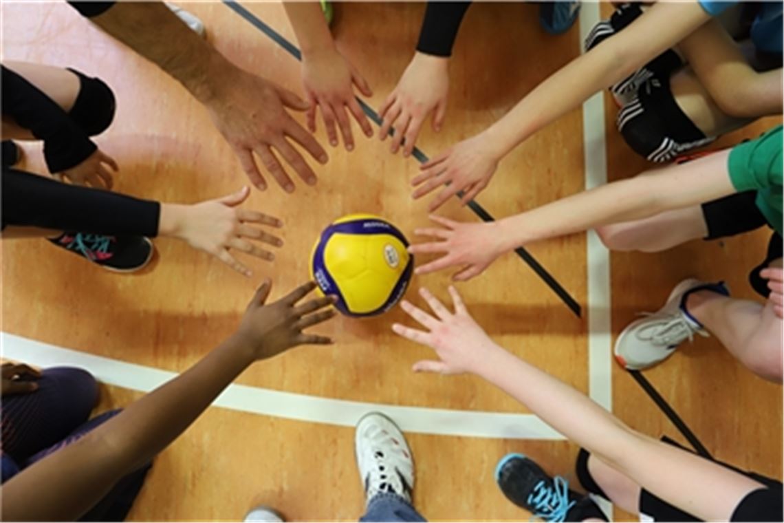 Im Volleyball-Training ab 14 und ab 16 Jahren spielen freitags von 18 bis 20 Uhr Jugendliche mit ganz unterschiedlichem Hintergrund in der Mühlacker Lindachhalle. Foto: privat