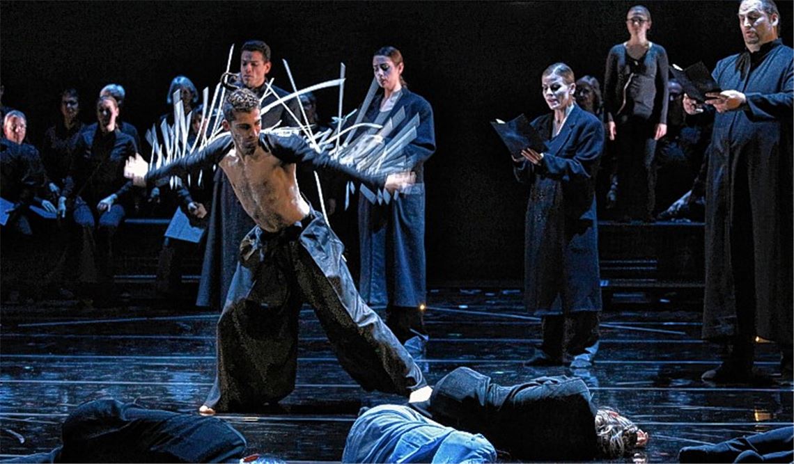 Besucher blicken hinter die Kulissen