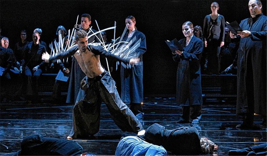 Besucher blicken hinter die Kulissen