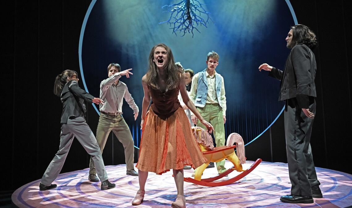 Eigenwillige Sicht auf das Geschehen Im Vordergrund Leonie Jacobs als Marie. Foto: Theater Pforzheim/Jochen Klenk