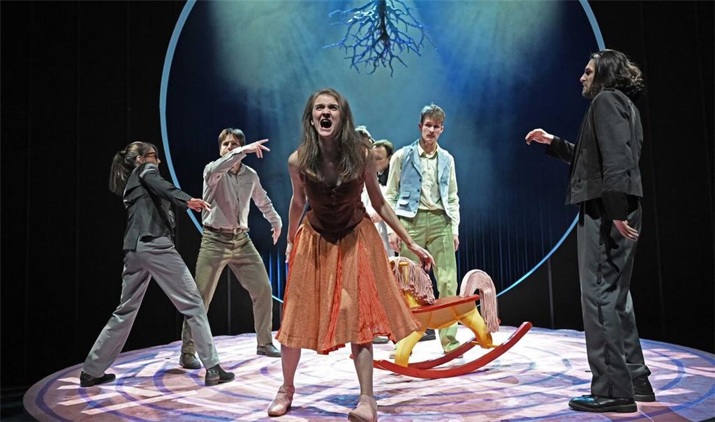Im Vordergrund Leonie Jacobs als Marie. Foto: Theater Pforzheim/Jochen Klenk