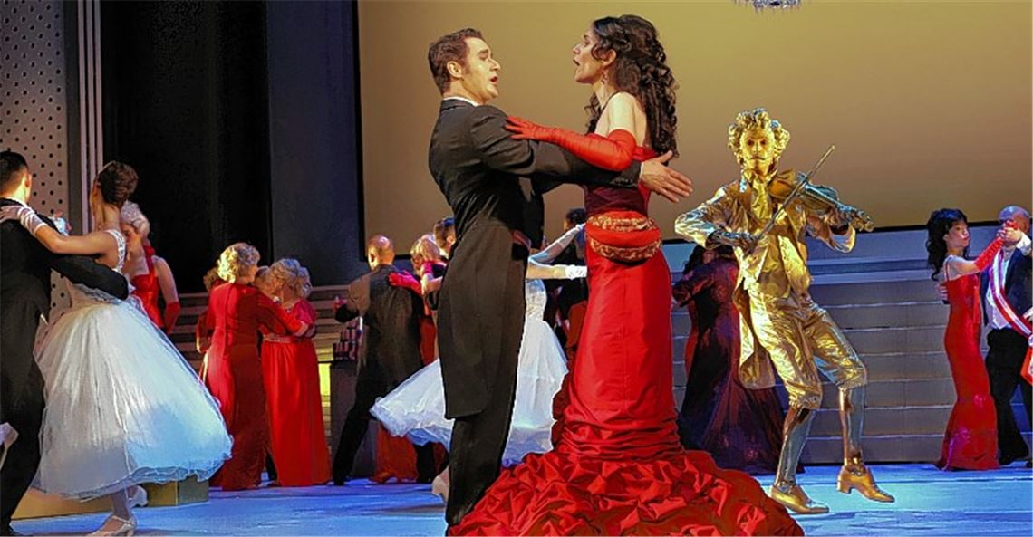 Im Vordergrund (v.li.) Dirk Konnerth (Graf Balduin), Stamatia Gerothanasi (Gabriele) und Yannis Brissot (Johann Strauß).Theater Pforzheim