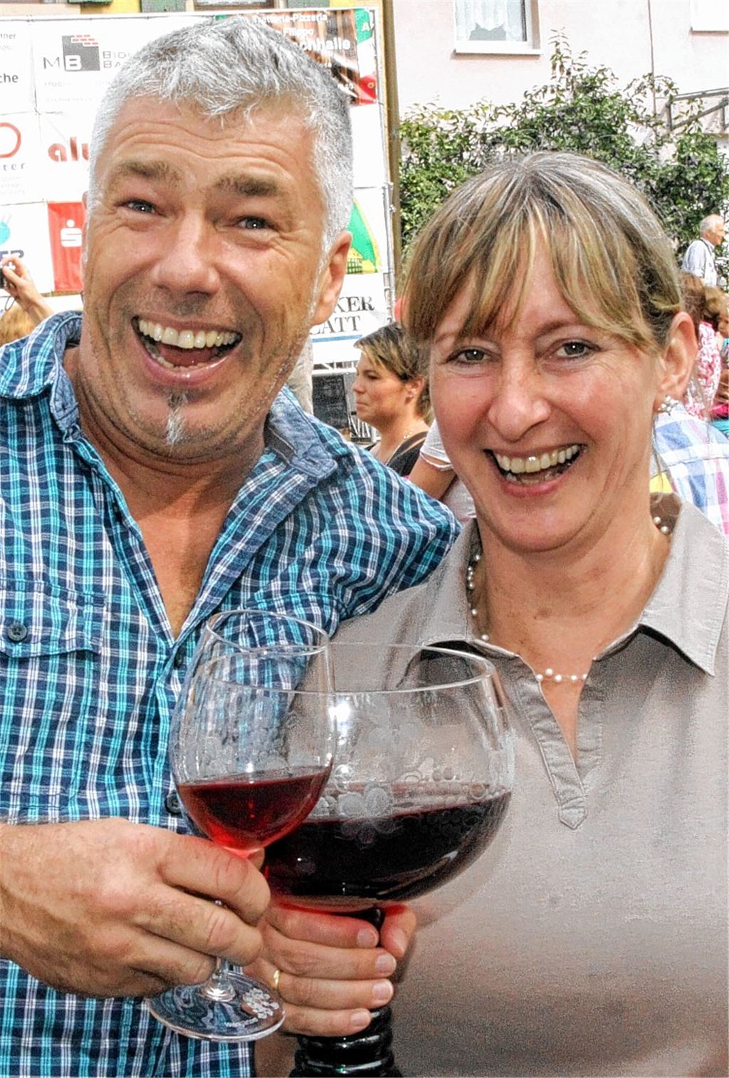 Im Vorgriff auf den Sieg prostet Wolfgang Kienzle beim Straßenfest der Sternenfelser Bürgermeisterin Sigrid Hornauer zu.