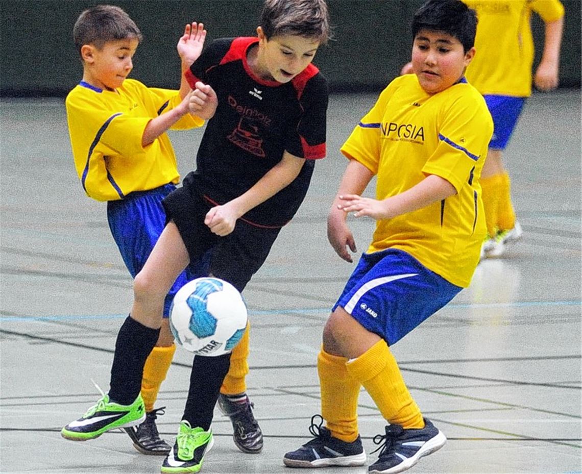 Im Vorrundenspiel des E-Jugendturniers kommt der TSV Phönix Lomersheim II (gelbe Trikots) in der Partie gegen den TSV Wiernsheim mit 0:5 unter die Räder.