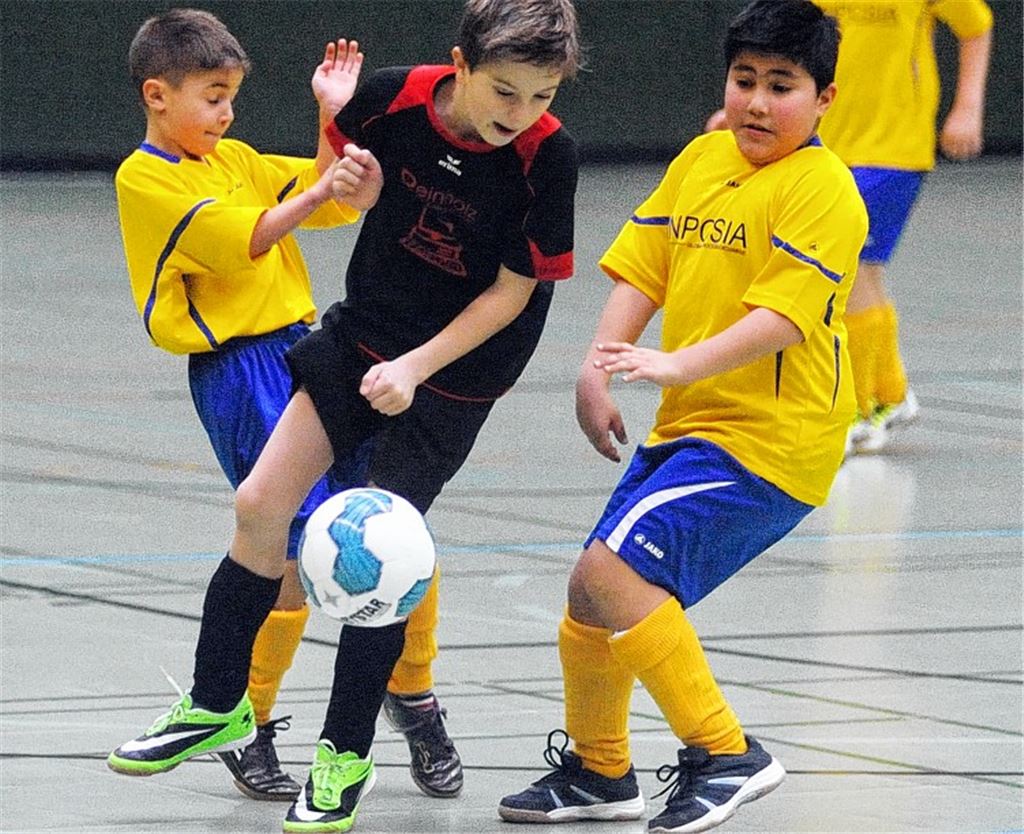 Im Vorrundenspiel des E-Jugendturniers kommt der TSV Phönix Lomersheim II (gelbe Trikots) in der Partie gegen den TSV Wiernsheim mit 0:5 unter die Räder.