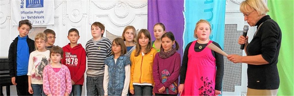 Im Weißen Saal des Neuen Schlosses ehrt die BUND-Landesvorsitzende Brigitte Dahlbender die Preisträger des Naturtagebuch-Wettbewerbs. Zu diesen gehört auch eine Gruppe aus Maulbronn. Foto: privat