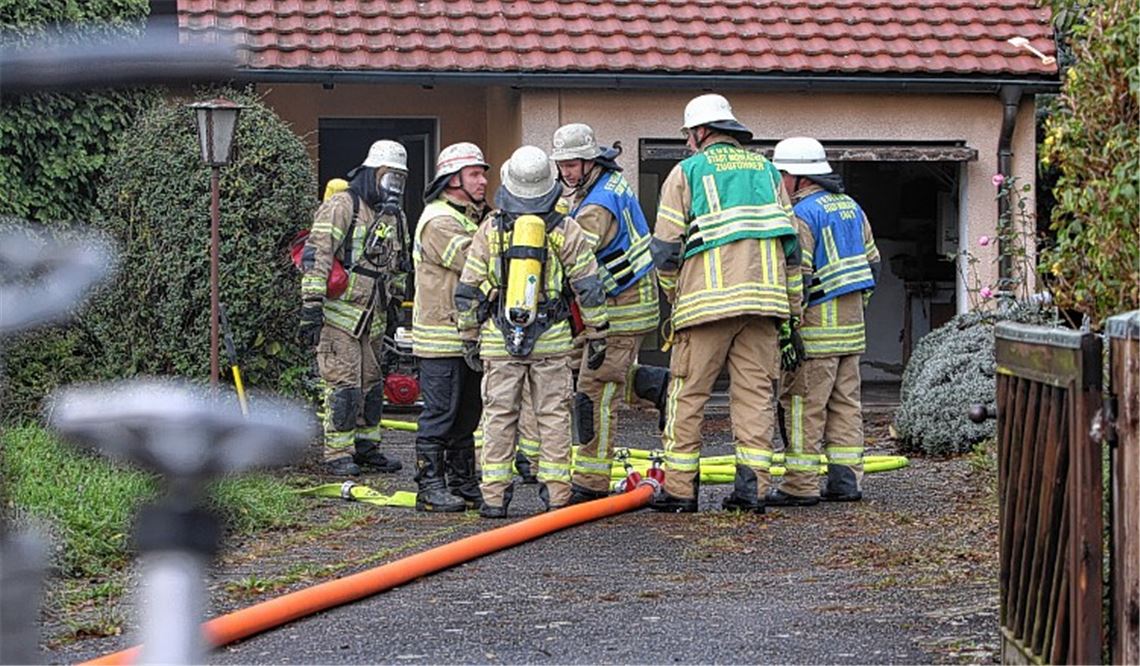 Im Wohnhaus an der Eichendorfstraße 6 brennt es: Schnell hat das Team der Freiwilligen Feuerwehr Mühlacker das Feuer unter Kontrolle. 20 Mann rücken mit Atemschutzausrüstung abwechselnd ins Gebäude vor, um die Flammen zu löschen und sicherzustellen, dass sich der Brand durch die starke Hitzeentwicklung nicht weiter im Gebäude ausbreitet. 