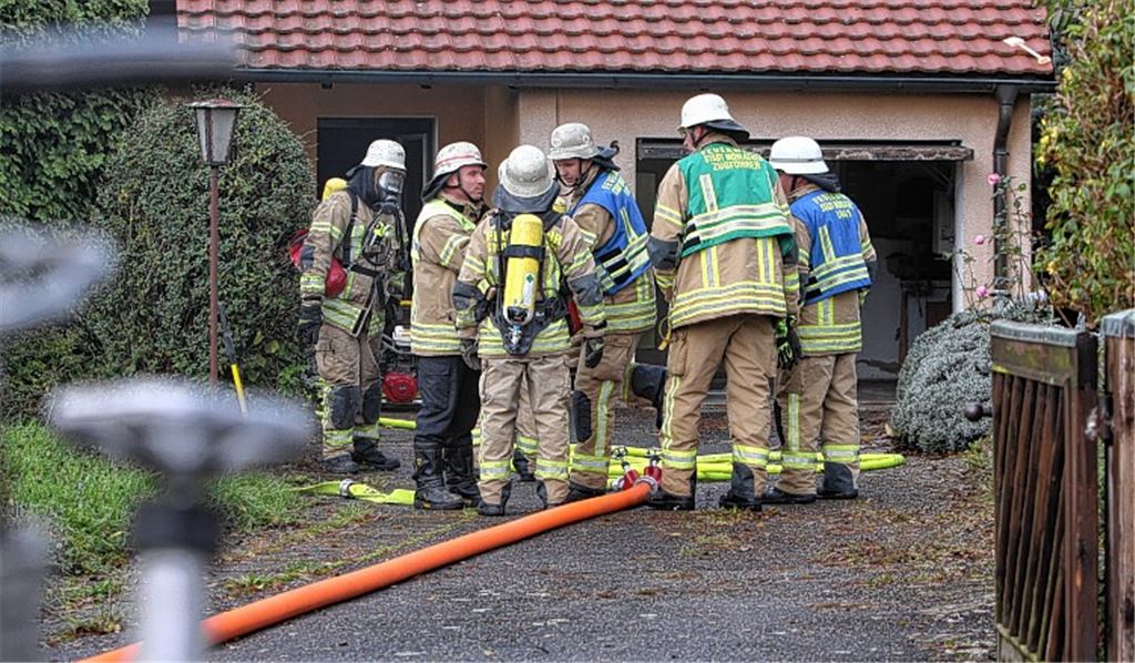 Im Wohnhaus an der Eichendorfstraße 6 brennt es: Schnell hat das Team der Freiwilligen Feuerwehr Mühlacker das Feuer unter Kontrolle. 20 Mann rücken mit Atemschutzausrüstung abwechselnd ins Gebäude vor, um die Flammen zu löschen und sicherzustellen, dass sich der Brand durch die starke Hitzeentwicklung nicht weiter im Gebäude ausbreitet. 