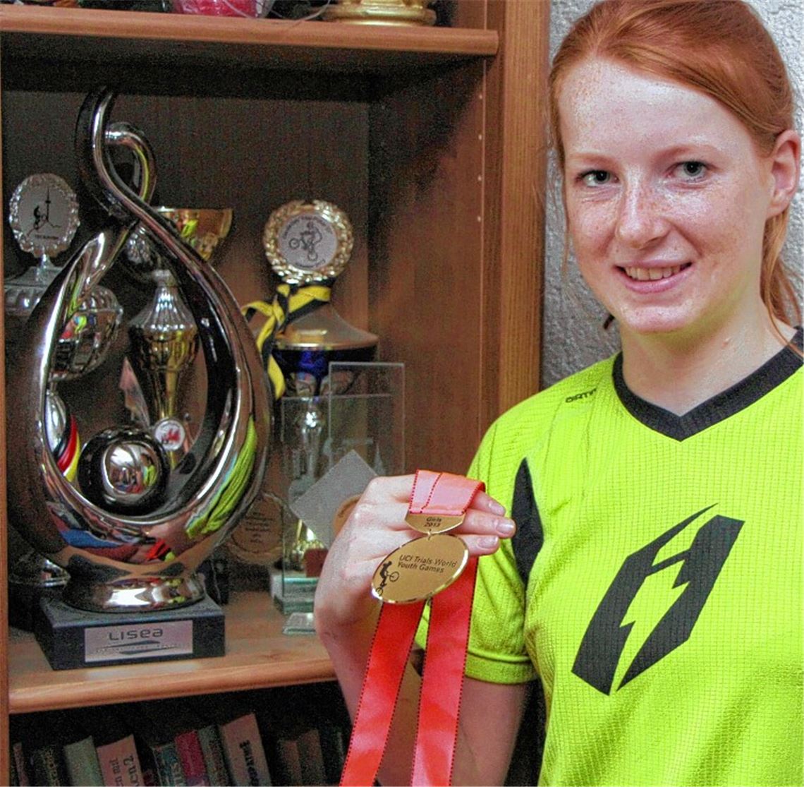 Im Wohnzimmerschrank stehen die Trophäen