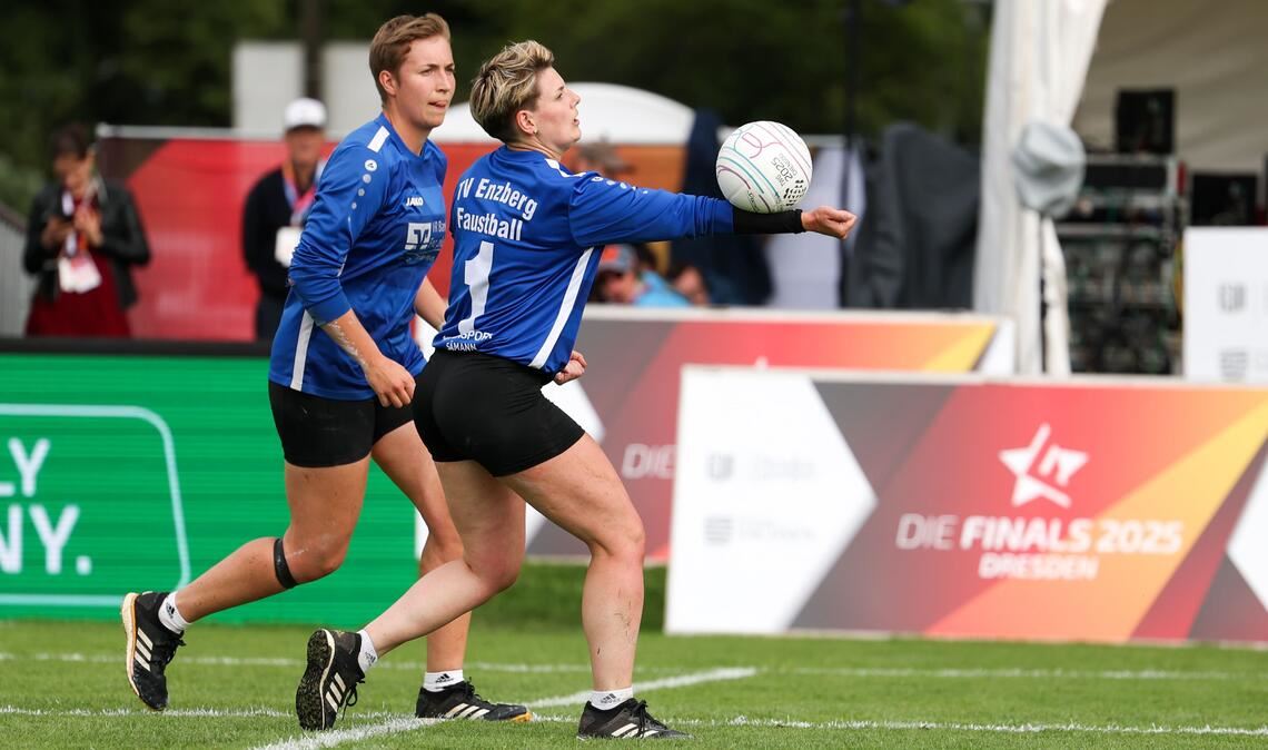 Im Wowball, einer Faustballvariante mit zwei Spielerinnen, feiert Schell (li.) den DM-Titel. Fotos: privat