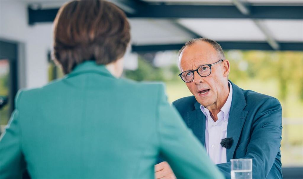 Im ZDF-Sommerinterview zeigte sich Friedrich Merz optimistisch – reagierte aber gereizt auf Kritik.