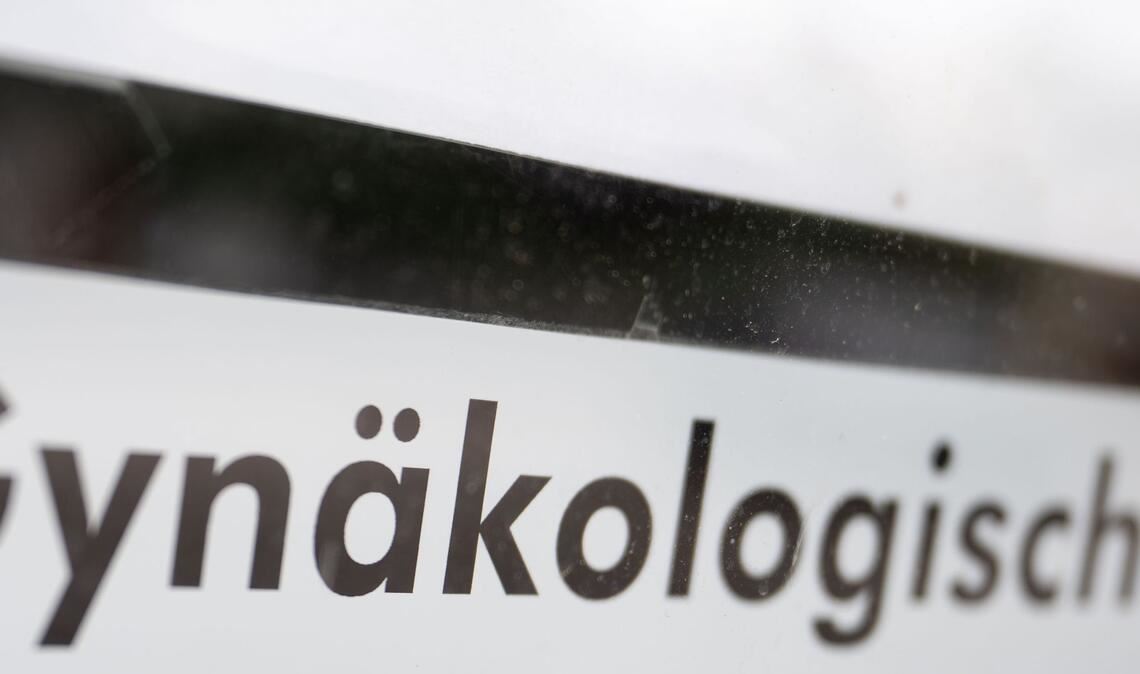 Im Zehnjahresvergleich gab es deutlich weniger Schwangerschaftsabbrüche in jüngeren Altersgruppen und mehr Abbrüche bei Frauen ab 30 Jahren. (Symbolbild)