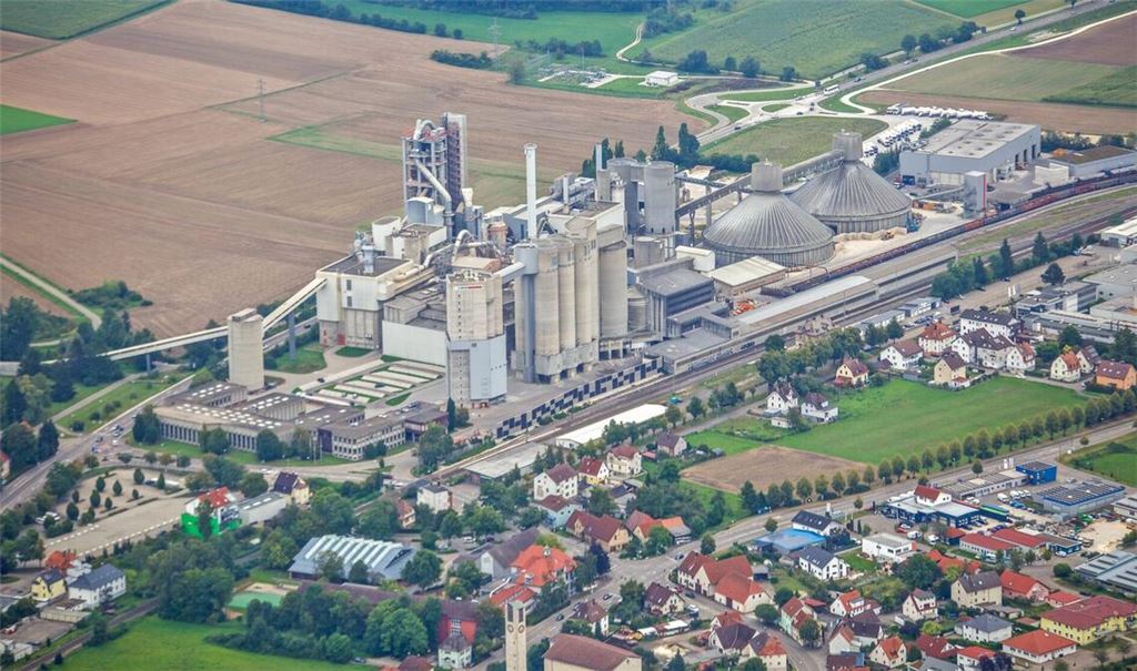 Im Zementwerk der Firma Schwenk in Mergelstetten soll künftig CO2 eingefangen werden – der Plan, damit Kerosin zu produzieren, ist aber vom Tisch.
