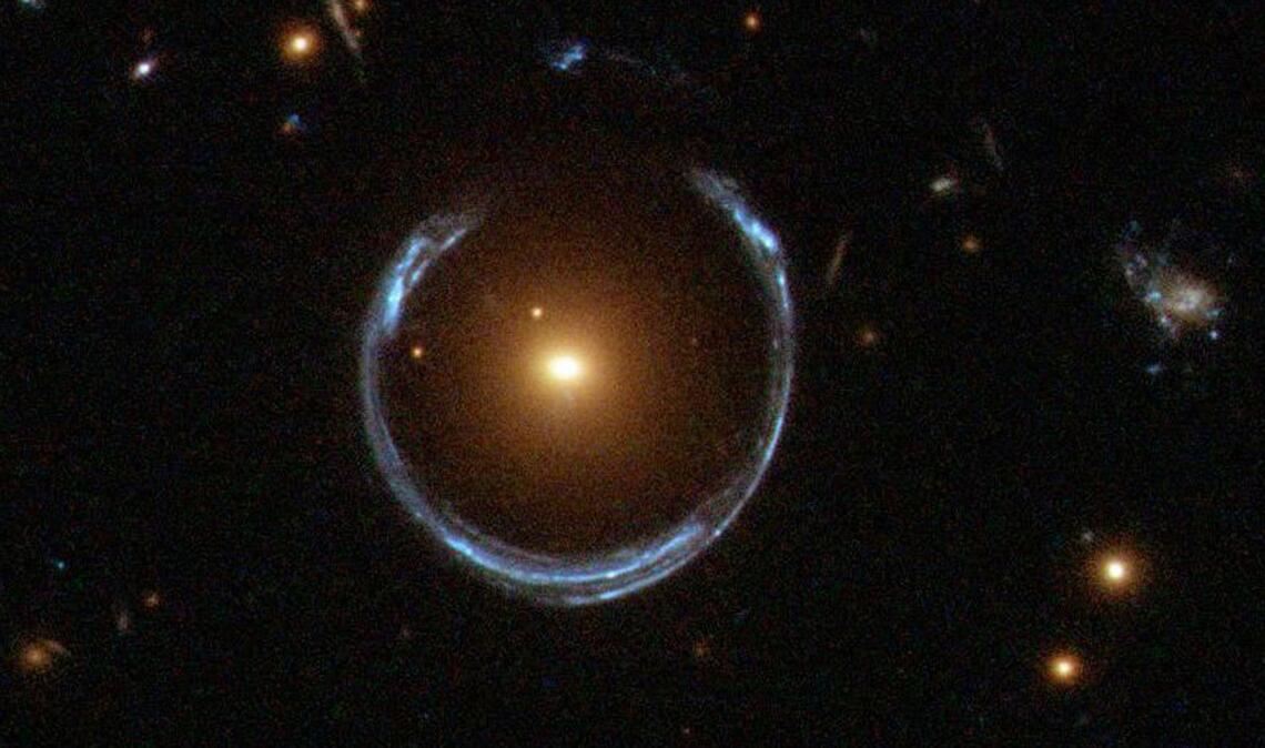Im Zentrum dieses seltenen Einsteinrings liegt die extrem massereiche Galaxie LRG 3-757. In ihrem Zentrum haben Astronomen jetzt das massereichste je entdeckte Schwarze Loch nachgewiesen.