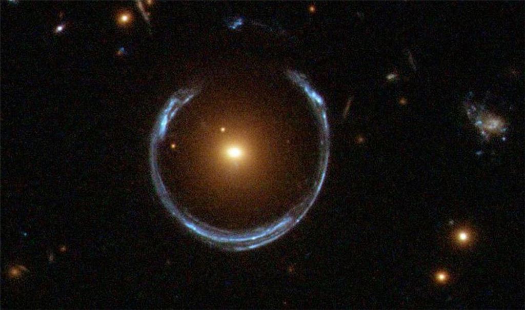 Im Zentrum dieses seltenen Einsteinrings liegt die extrem massereiche Galaxie LRG 3-757. In ihrem Zentrum haben Astronomen jetzt das massereichste je entdeckte Schwarze Loch nachgewiesen.