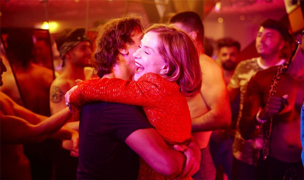 Im Zentrum steht ein glänzend aufgelegtes Duo: Isabelle Huppert als Marianne Farrère und Laurent Lafitte als Pierre-Alain Fantin.