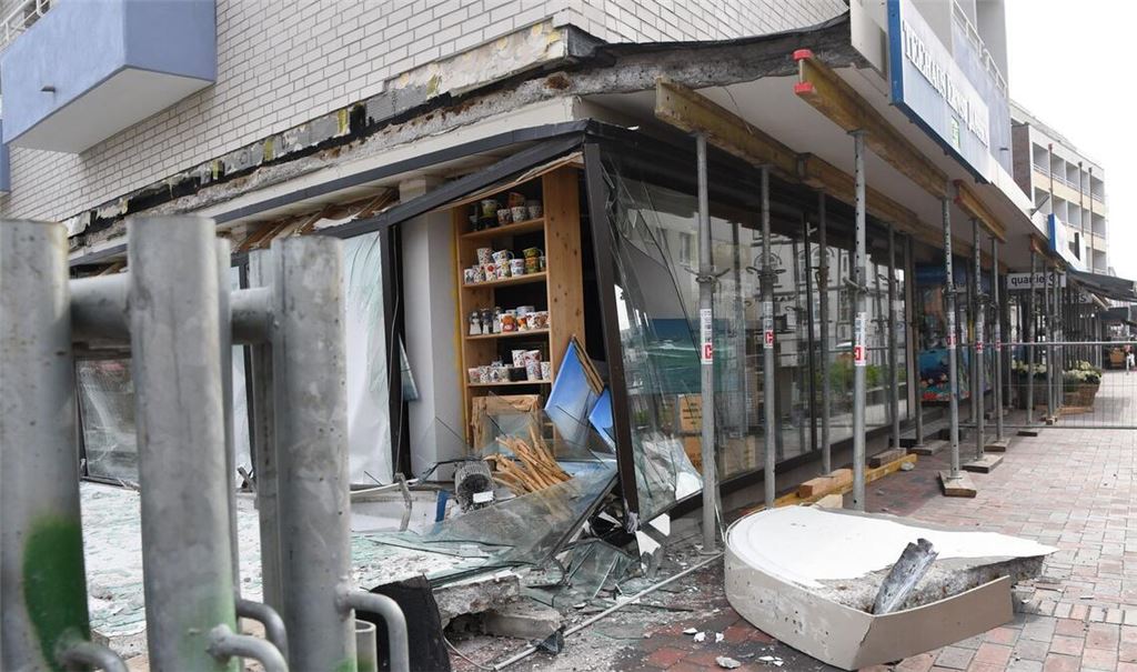 Im Zentrum von Westerland (Sylt) war am Montagabend das Beton-Vordach eines Mehrfamilienhauses mit Geschäften auf den Bürgersteig gestürzt.