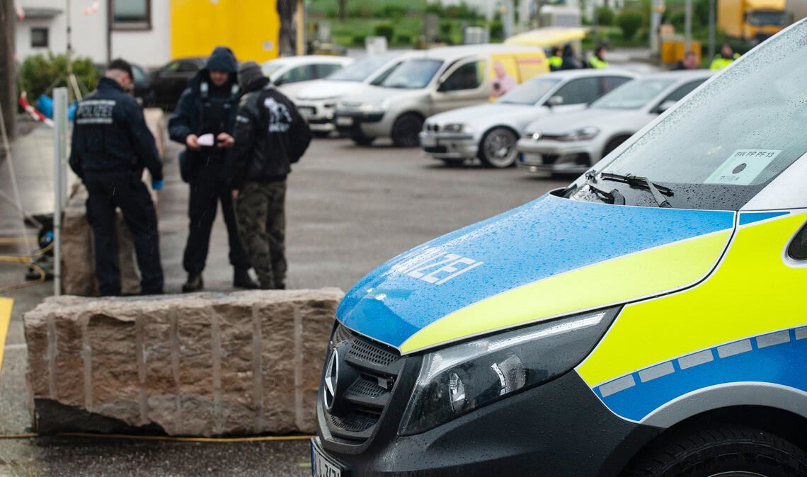 Im Zug des länderübergreifenden Sicherheitstags zeigt die Polizei auch an einem Kontrollpunkt am „Illinger Eck“ geballte Präsenz. Fotos: Fotomoment, privat