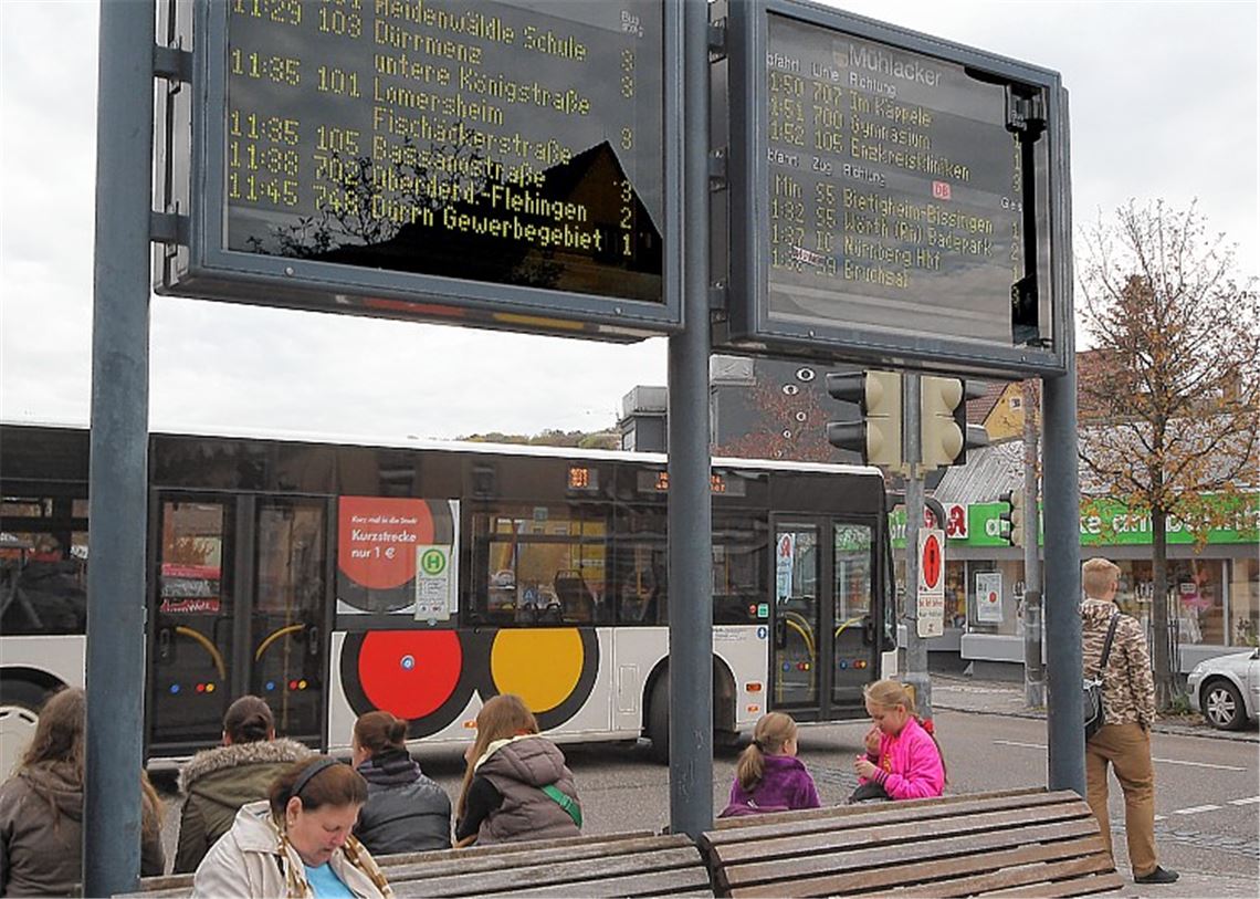 Im Zuge der Einführung des kreisweiten Fahrgast-Informationssystems sollen an „wichtigen Haltestellen“ neue Displays installiert werden. Auch die über zehn Jahre alte Anzeigetafel am Busbahnhof in Mühlacker soll dann ersetzt werden, weil diese keine Aktualisierungen anzeigt.Foto: Kollros