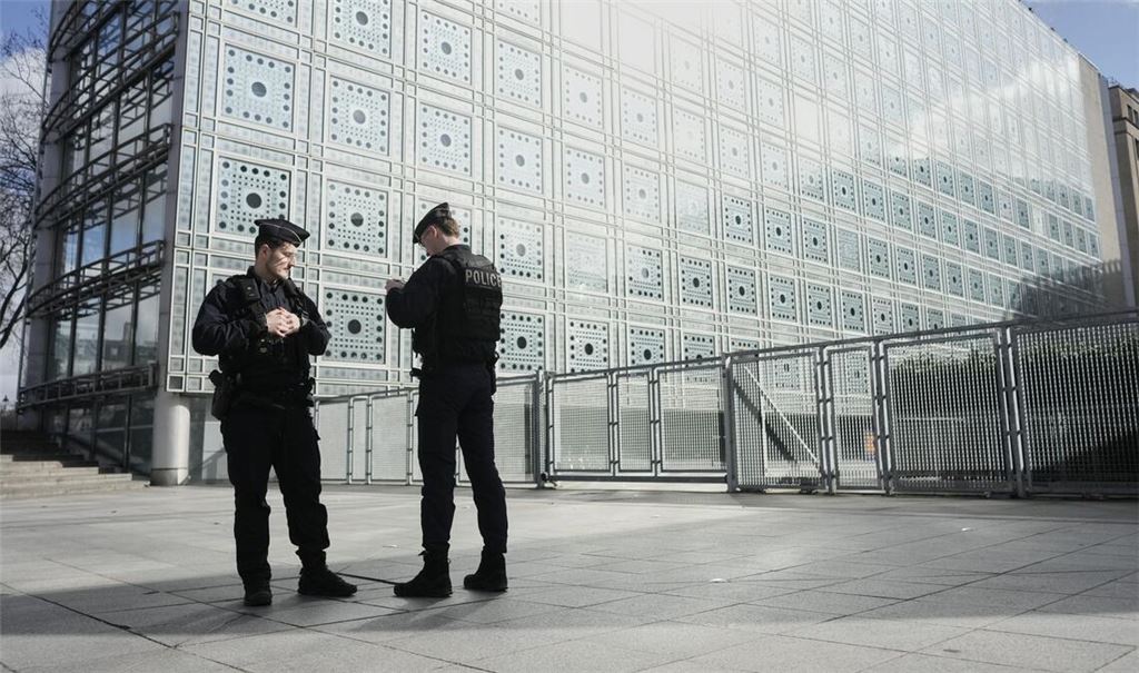 Im Zuge von Ermittlungen gegen Frankreich Ex-Kulturminister Jack Lang wurde das Pariser "Institut du Monde Arabe" von der Finanzfahndung durchsucht.