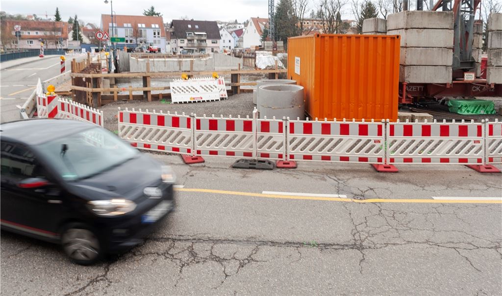 Im Zusammenhang mit dem Bau der neuen Herrenwaagbrücke entstehen an beiden Seiten Kreisverkehre. Außerdem wird auch die Enzstraße grundlegend saniert. Das bedeutet für Autofahrer: drei Monate Vollsperrung und Umwege über Lomersheim. Foto: Fotomoment