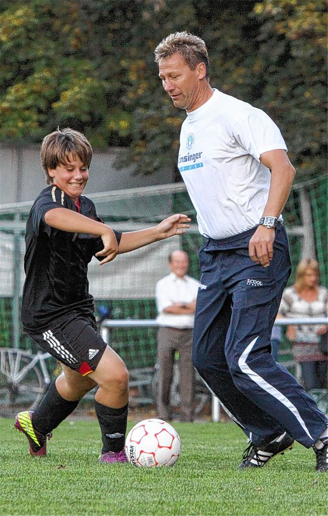Im Zweikampf mit Weltmeister Guido Buchwald macht Training noch mal so viel Spaß.. Foto: Eigner