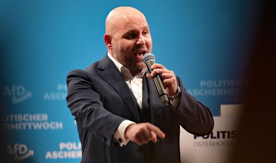 Im aktuellen Wahlkampf gibt sich Markus Frohnmaier betont gemäßigt.