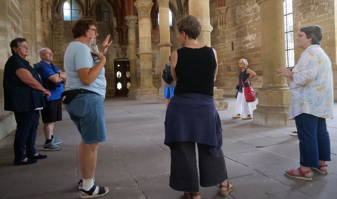 Im beeindruckenden Speisesaal, dem „Refektorium“, nahmen die Zisterziensermönche ihre Mahlzeiten schweigend ein, erklärt Klosterführerin Katrin Kraner (re.). Fotos: Friedrich