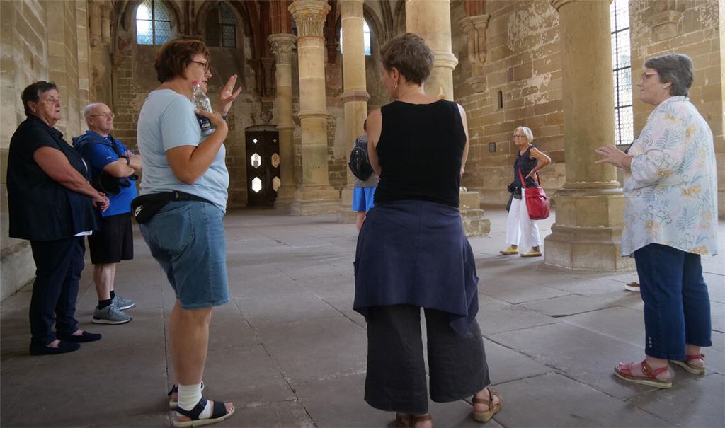 Im beeindruckenden Speisesaal, dem „Refektorium“, nahmen die Zisterziensermönche ihre Mahlzeiten schweigend ein, erklärt Klosterführerin Katrin Kraner (re.). Fotos: Friedrich