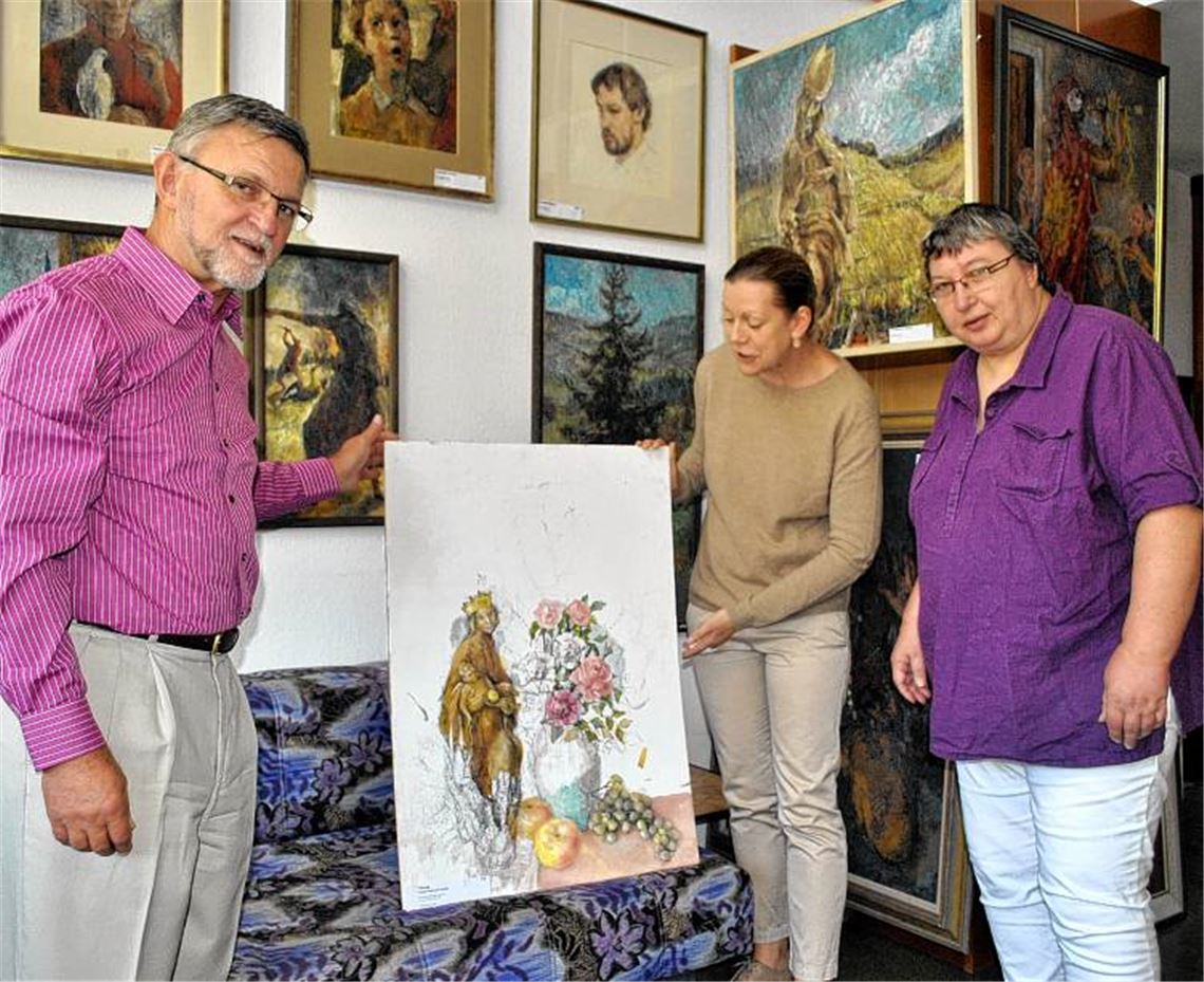 Im einstigen Atelier von Dr. Eberhard Frank: Reinhart Frank, Regina Fischer und Dr. Beatrice Frank (re.) geben Einblicke in Leben und Schaffen des Künstlers.Foto: Stahlfeld