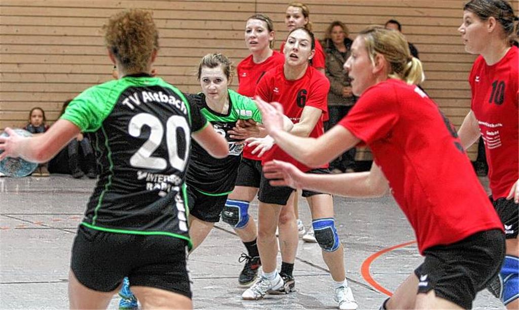 Im entscheidenden Gruppenspiel steht die Wiernsheimer Defensive wie eine dichte rote Wand: Carmen Bach, Theresa Fischer, Cornelia Lange, Julia Winkler und Julia Forler (von hinten nach vorne) lassen die Angreiferinnen des TV Altbach nicht zum Zug kommen. Foto: Eigner