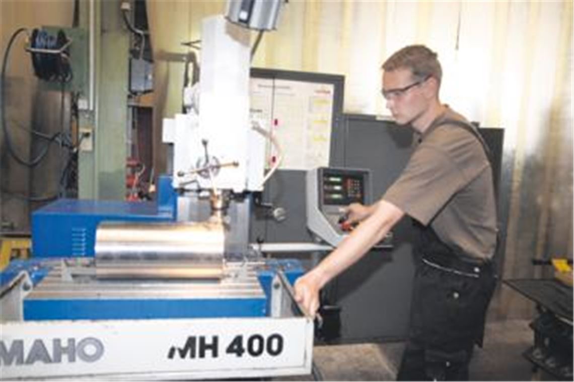 Im ersten Lehrjahr: Zum Industriemechaniker lässt sich Christian Csauscher  hier an der Fräsmaschine  bei der Firma Händle in Mühlacker ausbilden. Foto: Franz