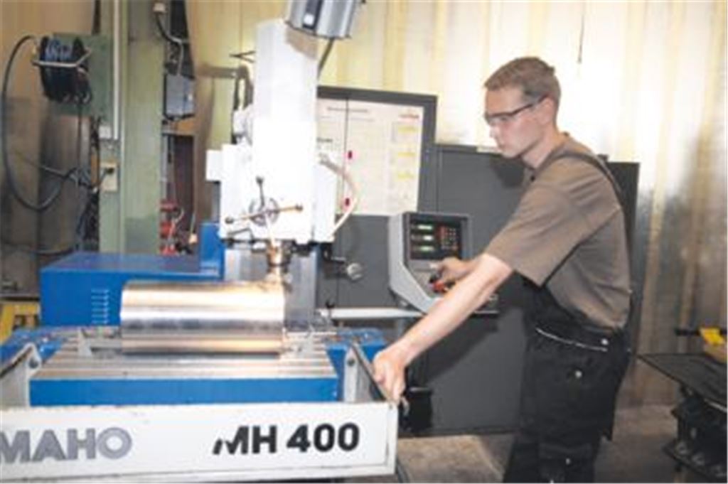 Im ersten Lehrjahr: Zum Industriemechaniker lässt sich Christian Csauscher  hier an der Fräsmaschine  bei der Firma Händle in Mühlacker ausbilden. Foto: Franz