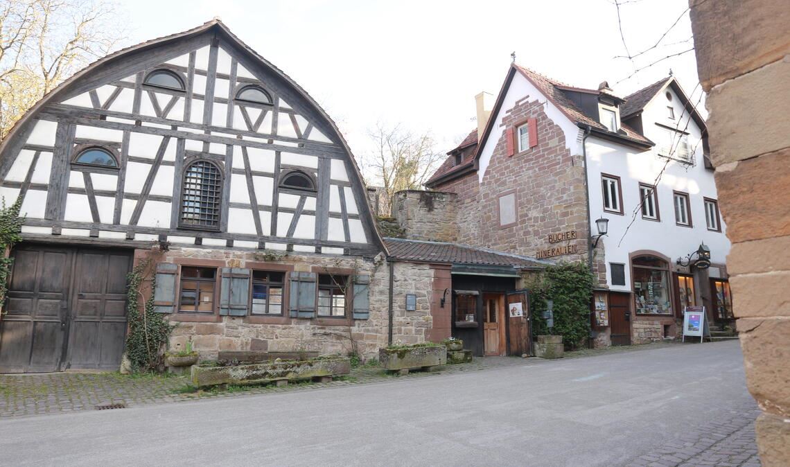 Im flachen Zwischengebäude ist der Eingang zum Literaturcafé geplant, das im Erdgeschoss der „Remise“, dem markanten Fachwerkgebäude, beheimatet sein soll. Rechts grenzt an den Zwischenbau die Buchhandlung Krüger an. Foto: Disselhoff