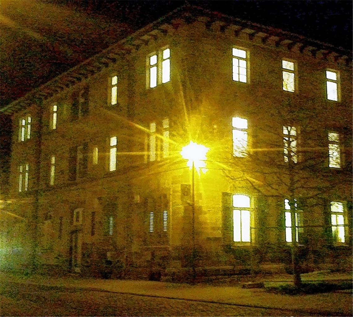 Im früheren Kantinengebäude finden Flüchtlinge eine neue Bleibe. Foto: Kollros