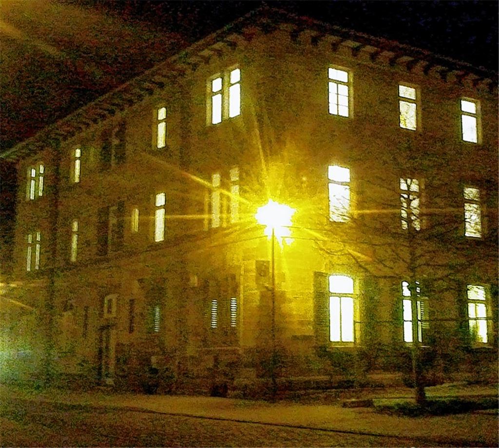 Im früheren Kantinengebäude finden Flüchtlinge eine neue Bleibe. Foto: Kollros