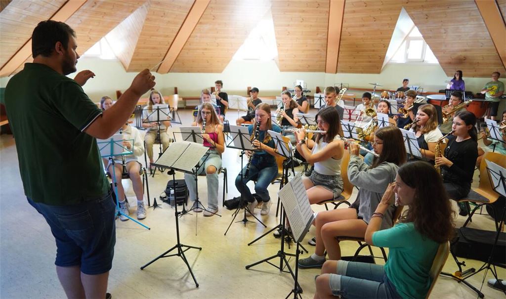 Im großen Orchester proben die Jugendlichen unter der Leitung von Christian Geltner die Stücke, die sie beim Abschlusskonzert am Freitag zu Gehör bringen wollen. Foto: Roller