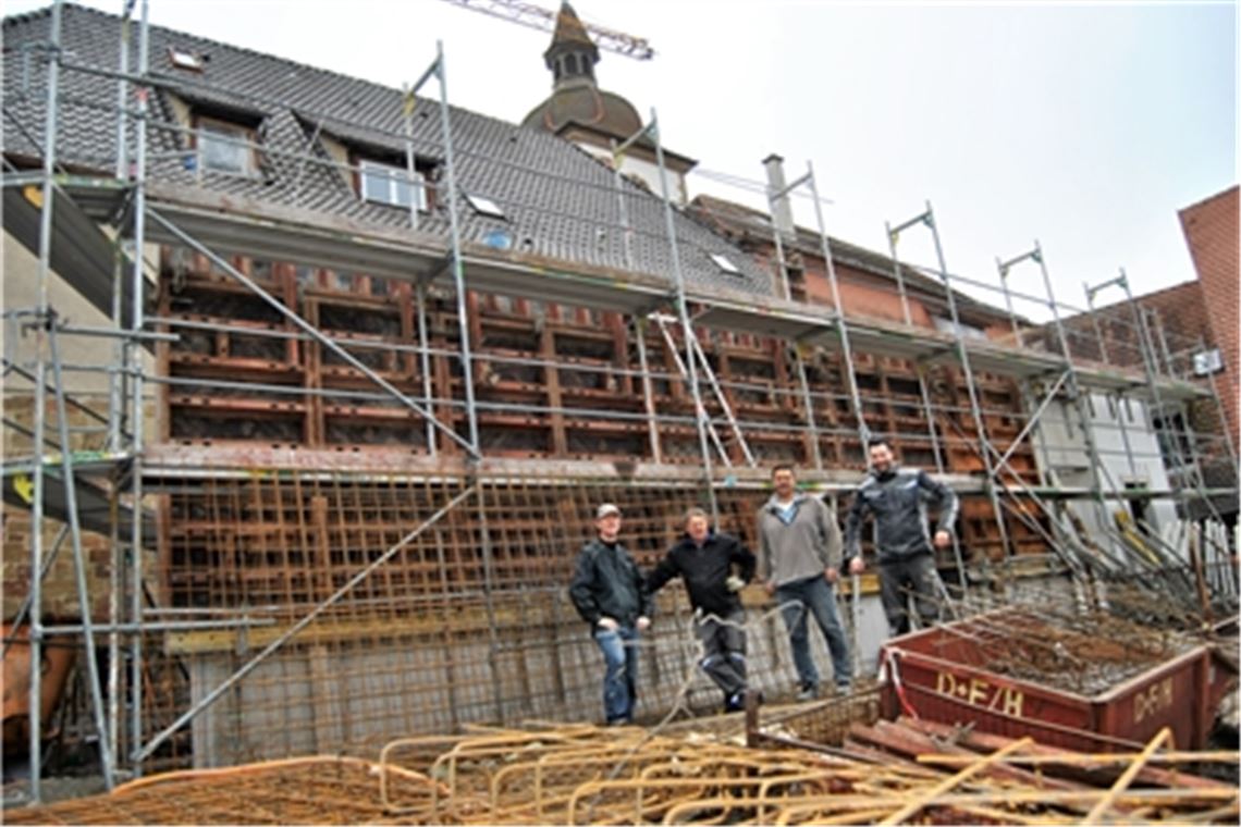 Im hinteren Bereich des Faust-Geburtshauses kann die geplante Außenterrasse als Gartenwirtschaft mit Blick über die Knittlinger Altstadt genutzt werden. Rechts der künftige Restaurant-Pächter Hagen Wetzel. Fotos: Haller 