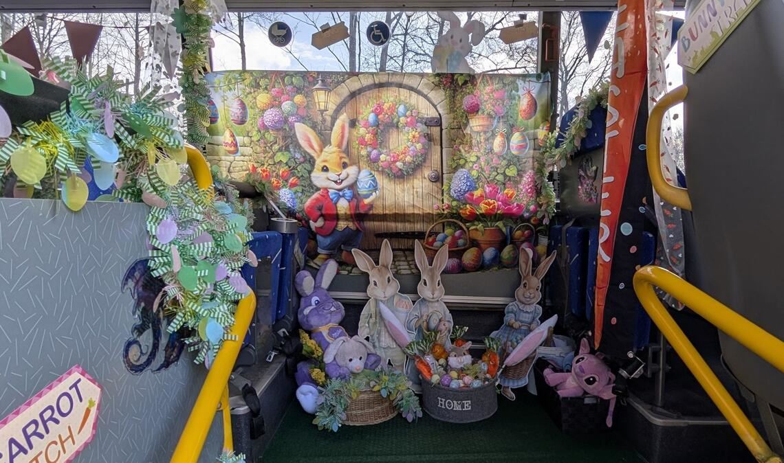 Im hinteren Teil des Busses tummeln sich die Osterhasen.