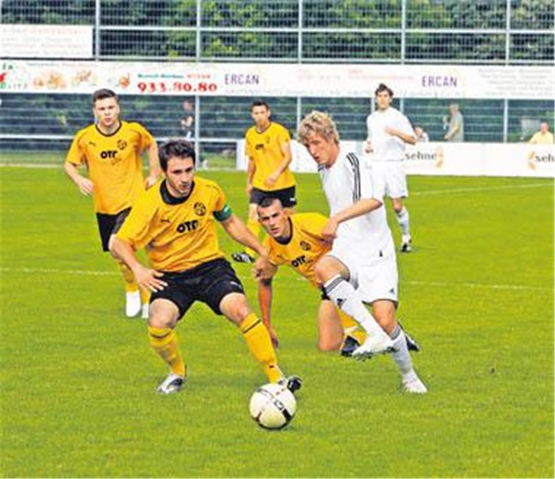 Im letzten Punktspiel hat 07 Ludwigsburg II (in Gelb) mit einem 4:2-Erfolg in Renningen die Chance auf den Klassenerhalt gewahrt. Für Renningen war dadurch die Vizemeisterschaft futsch. Foto: Gorr