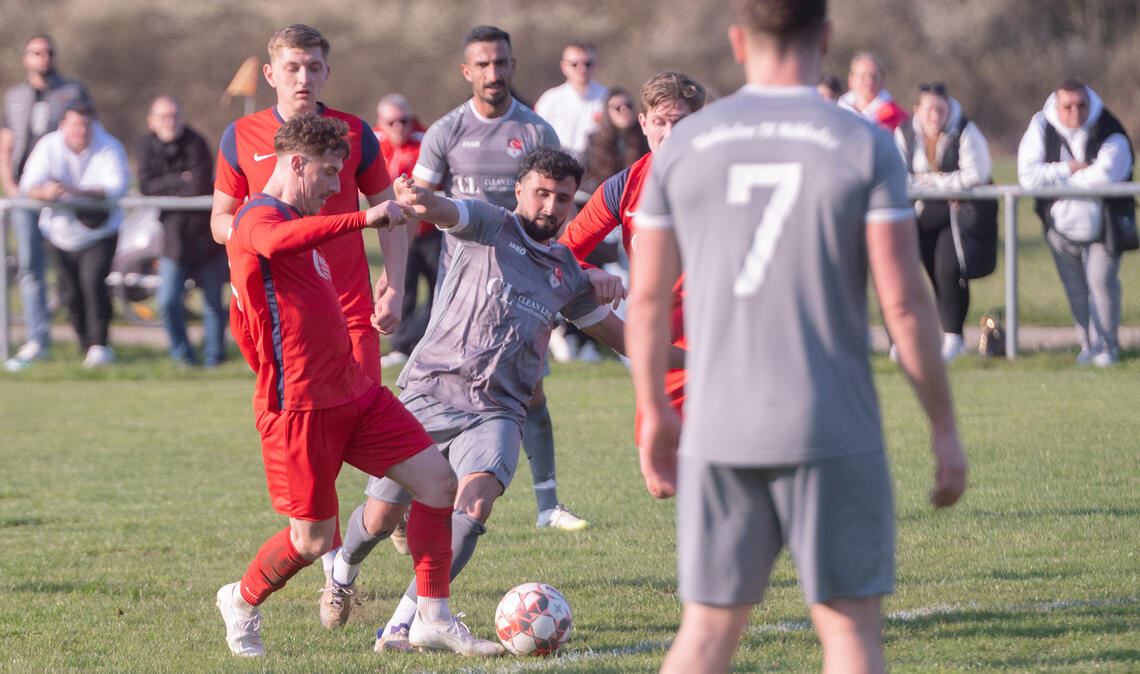 Im mit Spannung erwarteten Verfolgerduell behält der TSV Ötisheim (roter Dress) am Ende klar und verdient mit 4:2 beim Türkischen SV Mühlacker die Oberhand. Fotos: Fotomoment