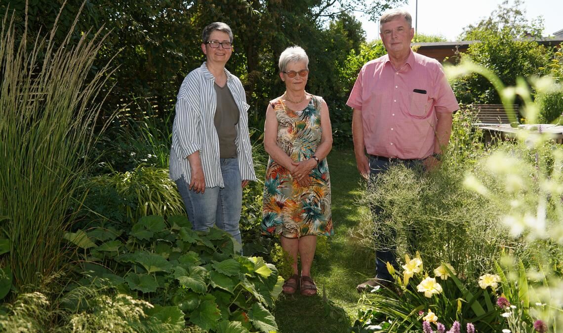Im naturnah gestalteten Garten von Gerlinde Roos in Ölbronn fühlen sich Karen Prem (li.) vom Pforzheimer Grünflächen- und Tiefbauamt und LOGL-Präsident Jürgen Metzger wohl. Am 5. Juli ist er für alle Interessierten geöffnet. Foto: Roller