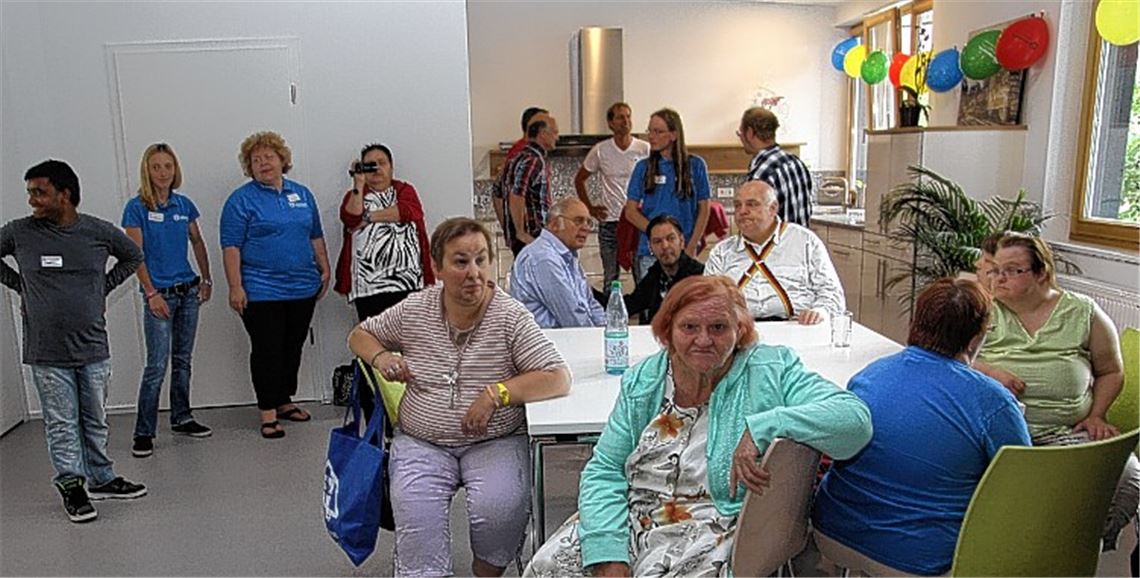 Im neuen Wohntreff der Lebenshilfe Vaihingen-Mühlacker können sich geistig und körperlich Behinderte in schmucken Räumlichkeiten treffen und sich austauschen. Fotos: Sadler