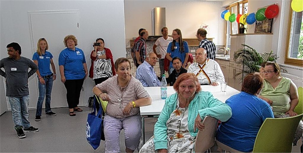Im neuen Wohntreff der Lebenshilfe Vaihingen-Mühlacker können sich geistig und körperlich Behinderte in schmucken Räumlichkeiten treffen und sich austauschen. Fotos: Sadler